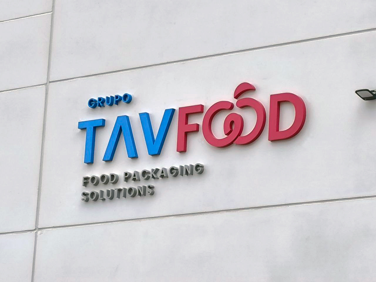 Comunicación visual de gran formato: Transformando la fachada de Grupo TavFood