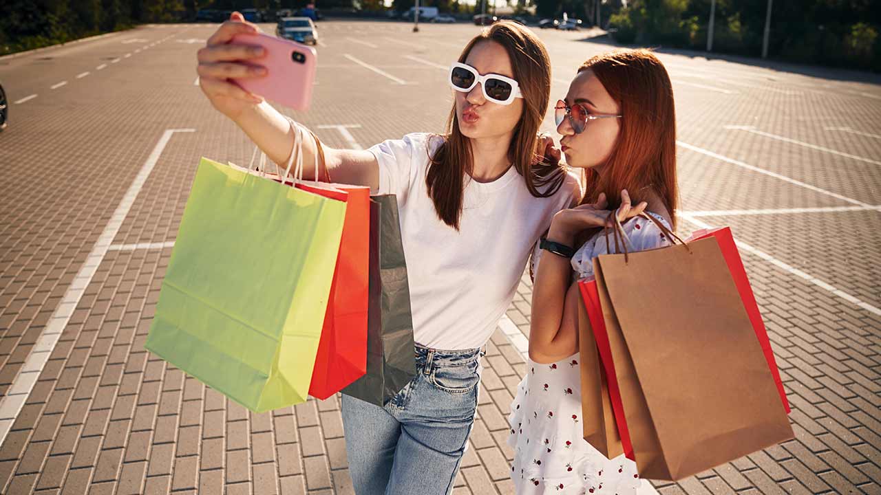 La Generación Z en el Punto de Venta: Cómo la Autenticidad Visual Redefine la Comunicación en Tiendas y Superficies Comerciales