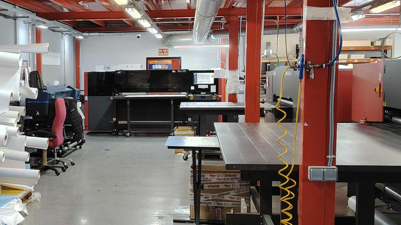 La Alquimia Visual en el Retail: Cómo Replicamos la Realidad mediante Impresión Digital de Alta Definición