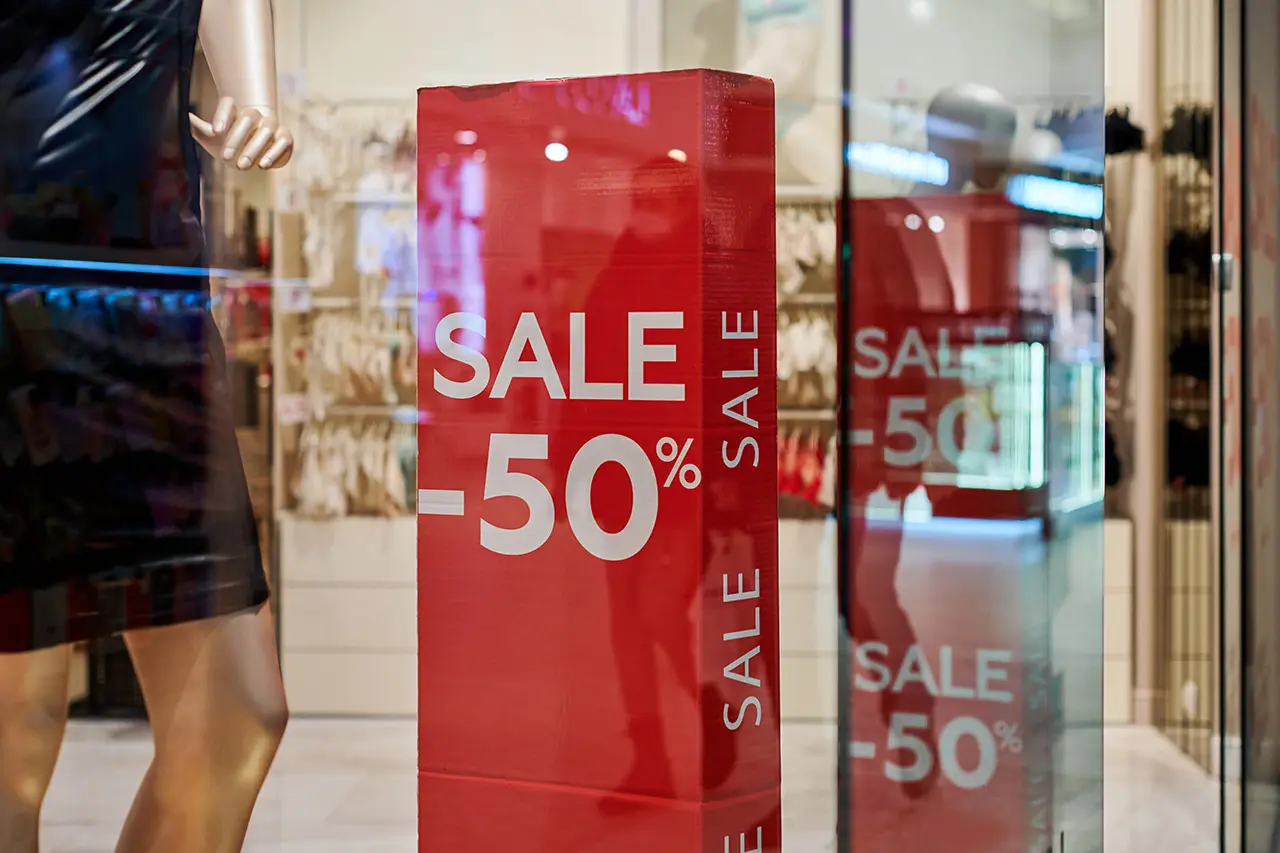Pasillo de supermercado optimizado con estrategias de merchandising para retail y material PLV.
