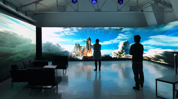 Mural LED envolvente para crear experiencias de compra inmersivas en el punto de venta.