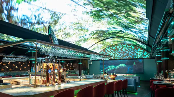 Pantalla LED con diseño curvo y flexible para arquitectura comercial inmersiva.