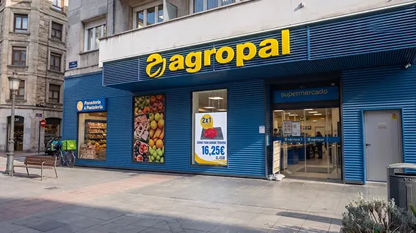 Pantalla LED de alto brillo para escaparates con luz solar directa en España.