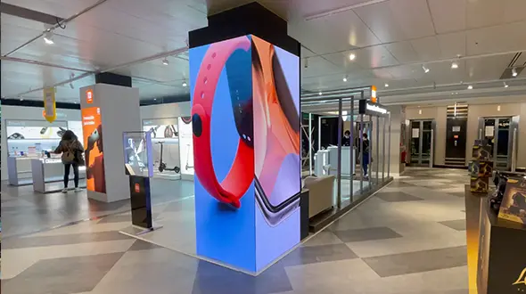 Columna de tienda revestida con pantallas LED de alta resolución para retail.