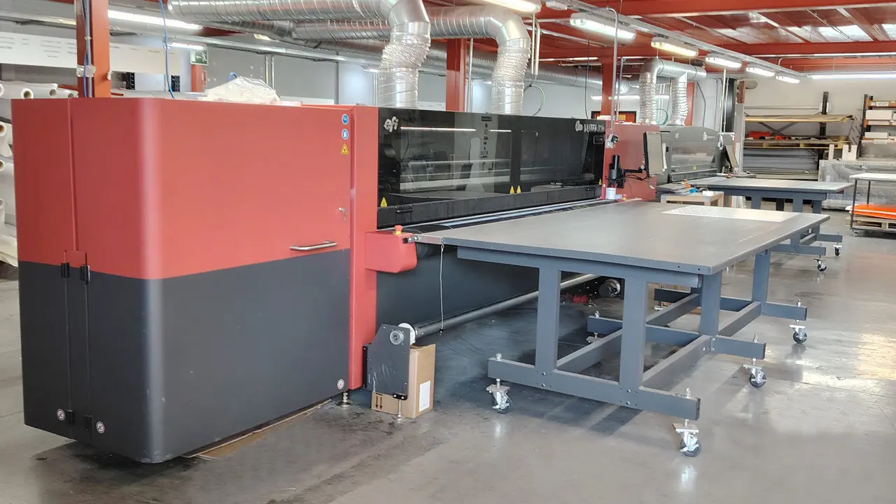 Instalación de lona microperforada de gran formato en un andamio de construcción.