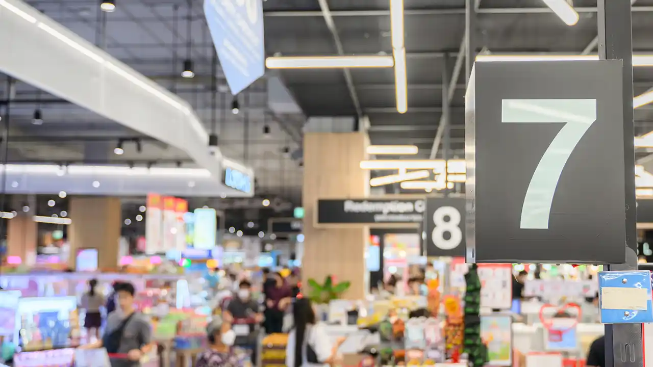 Letras corpóreas iluminadas y rótulos aéreos instalados en un proyecto de restyling de espacios comerciales.