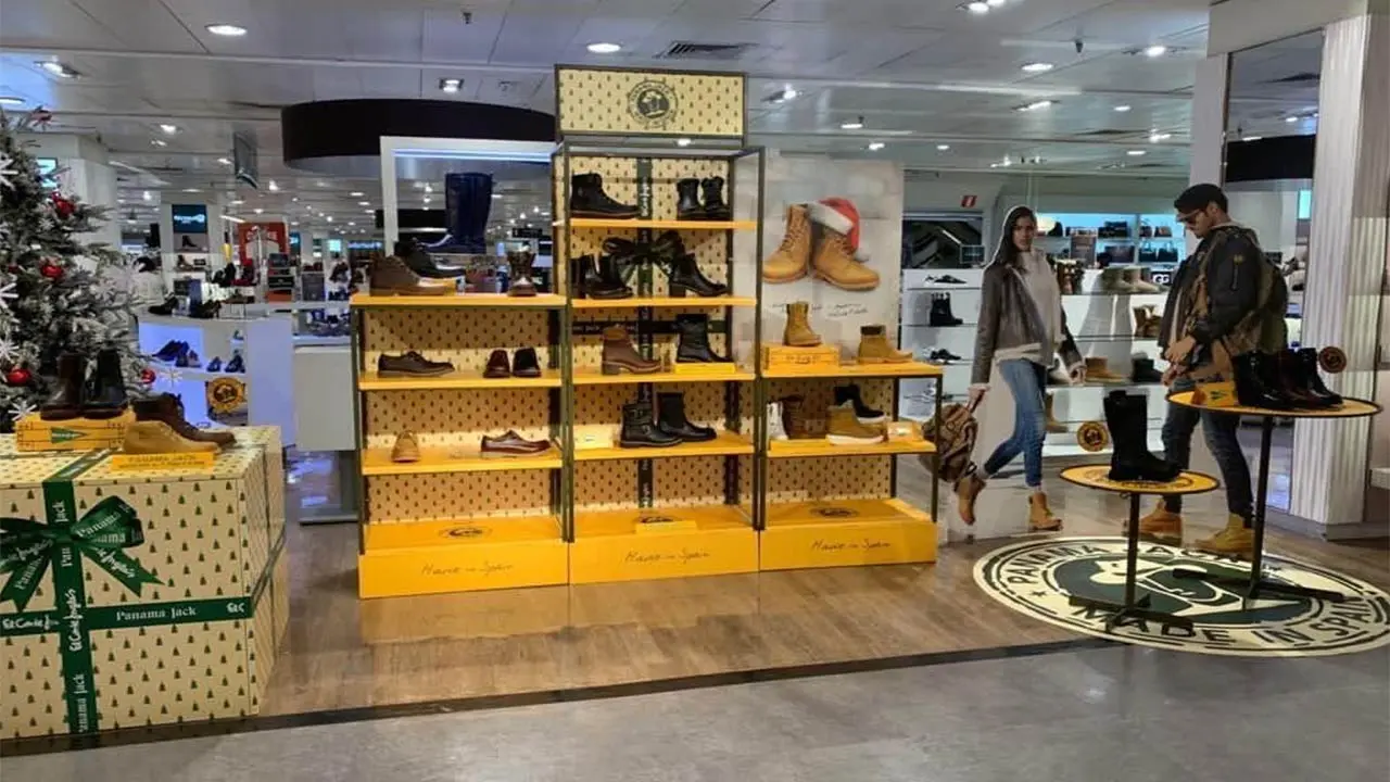 Estructura modular de arquitectura efímera impresa en cartón estructural troquelado para una tienda pop-up de Vatisa.
