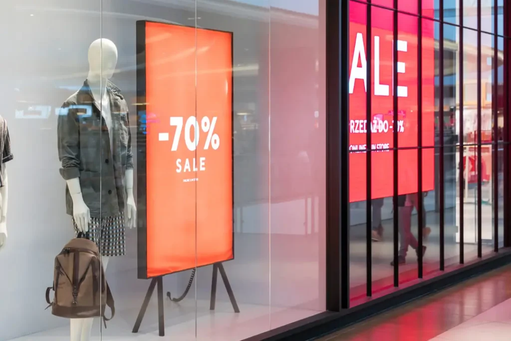 Instalación profesional de lona publicitaria microperforada de gran formato en fachada comercial por el equipo técnico de Vatisa.