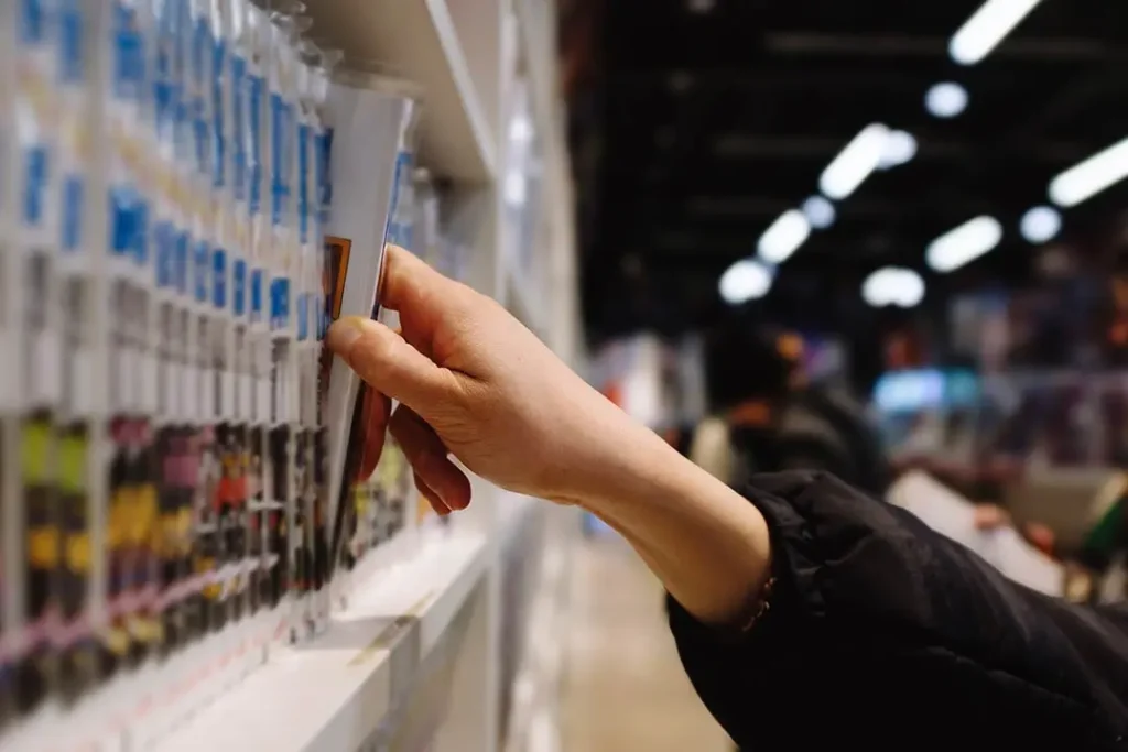Sistema de separadores y divisores de balda transparentes organizando productos en una estantería comercial.