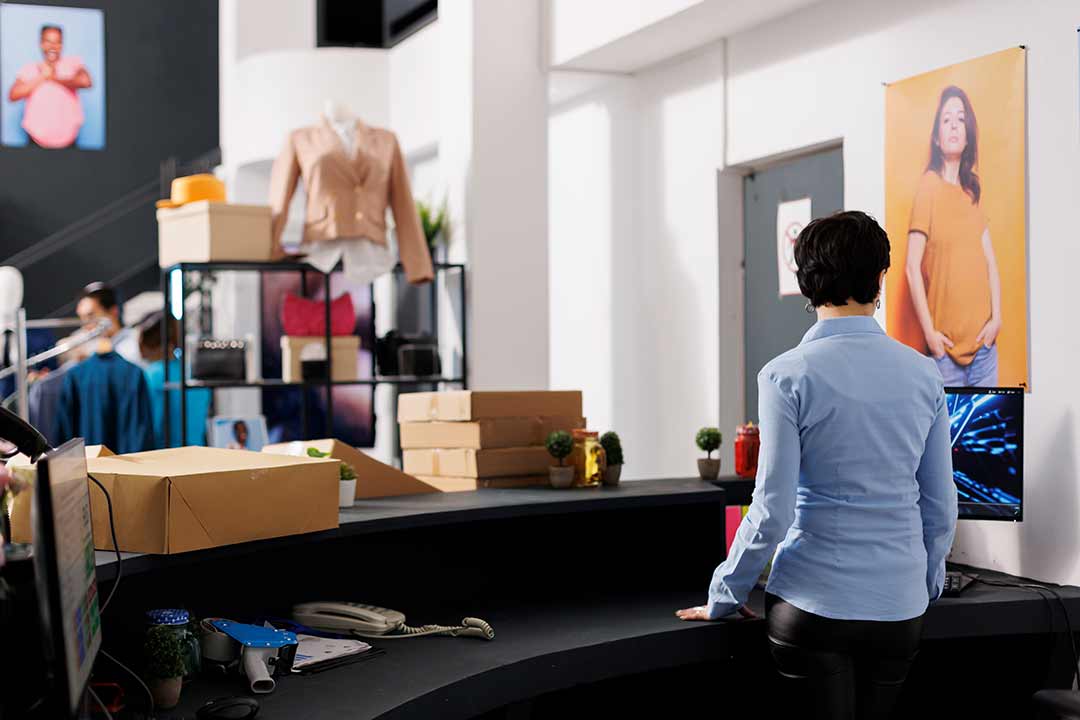 Señalización integral para zona Click and Collect con rótulo aéreo y taquillas viniladas en gran superficie