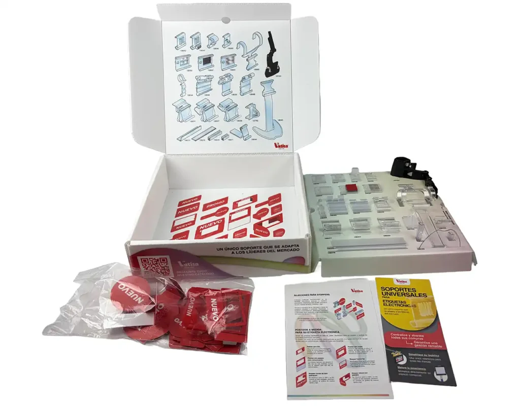 Caja de muestras abierta mostrando clips, fijaciones y stoppers promocionales para etiquetas electrónicas