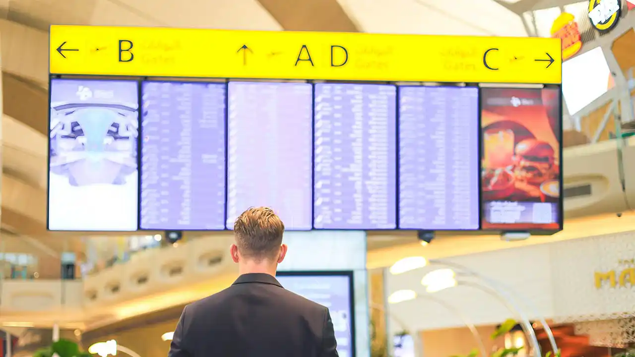 Caja de luz textil retroiluminada y tótems de alta gama en tienda Duty Free de aeropuerto