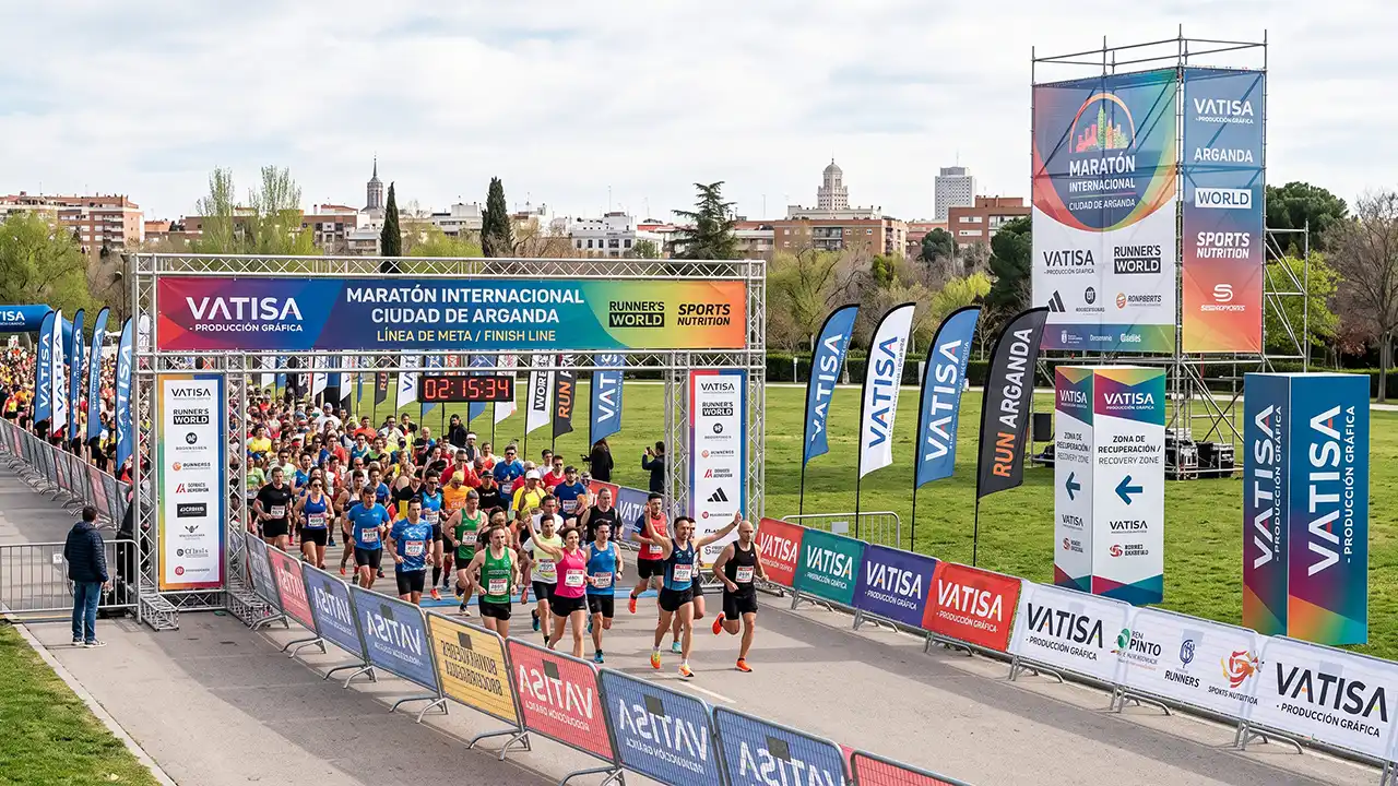 Arco de meta rotulado con patrocinadores en maratón urbana exterior