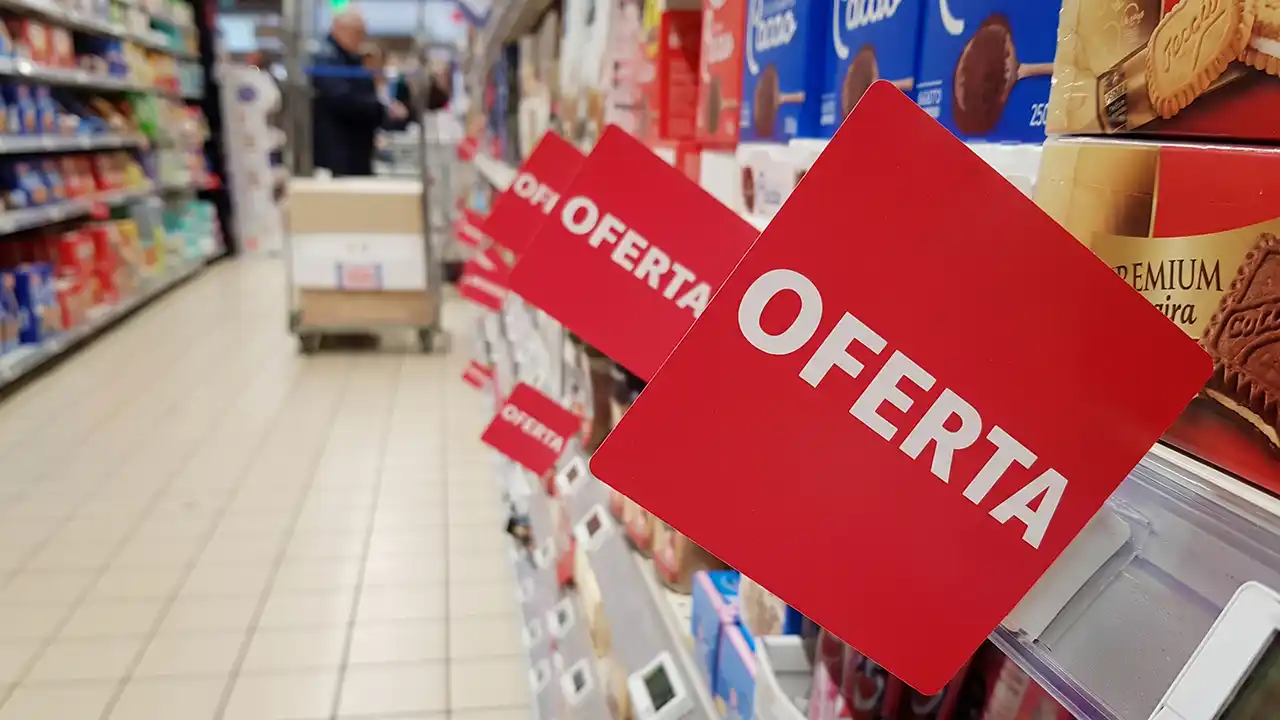 Stopper promocional troquelado destacando un producto en el lineal de un supermercado.